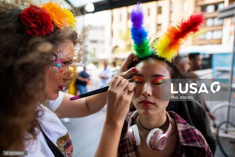 Participantes da Gay and Lesbian Mardi Gras parade em Sydney, na Austrália. 