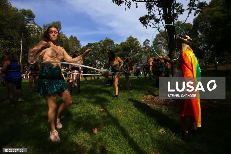 Participantes da Gay and Lesbian Mardi Gras parade em Sydney, na Austrália. 