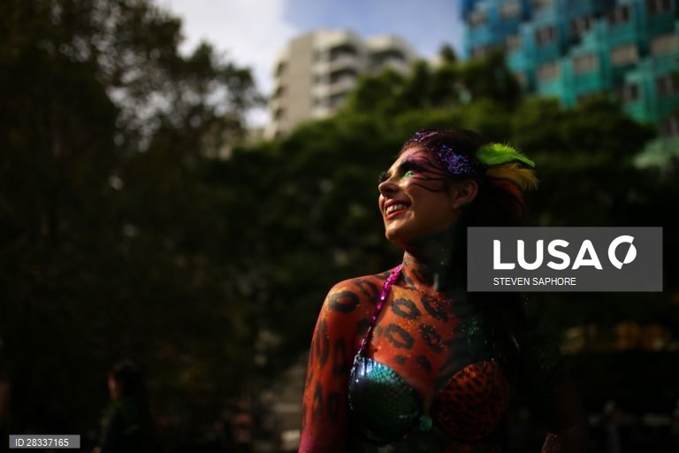 Participantes da Gay and Lesbian Mardi Gras parade em Sydney, na Austrália. 