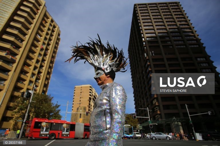 Participantes da Gay and Lesbian Mardi Gras parade em Sydney, na Austrália. 