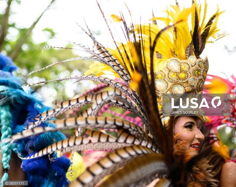 Participantes da Gay and Lesbian Mardi Gras parade em Sydney, na Austrália. 