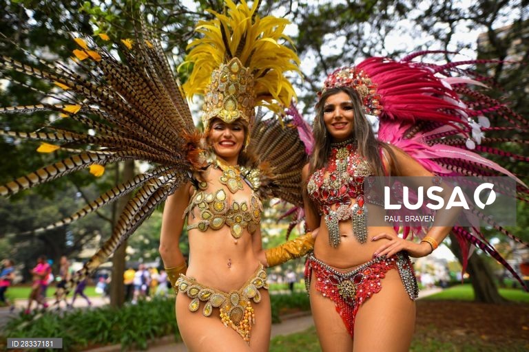 Participantes da Gay and Lesbian Mardi Gras parade em Sydney, na Austrália. 