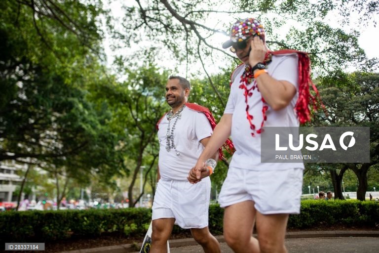 Participantes da Gay and Lesbian Mardi Gras parade em Sydney, na Austrália. 