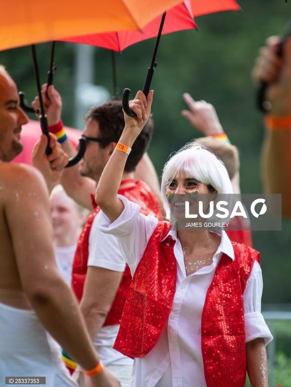 Participantes da Gay and Lesbian Mardi Gras parade em Sydney, na Austrália. 
