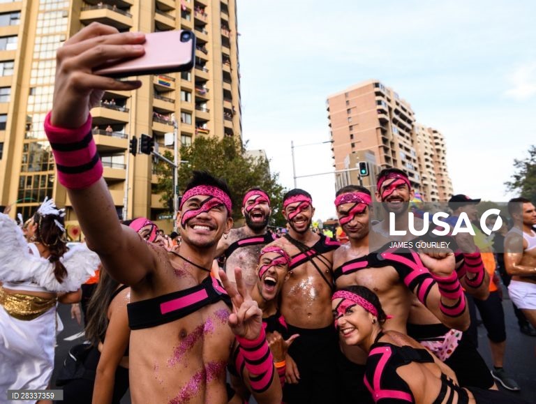 Participantes da Gay and Lesbian Mardi Gras parade em Sydney, na Austrália. 