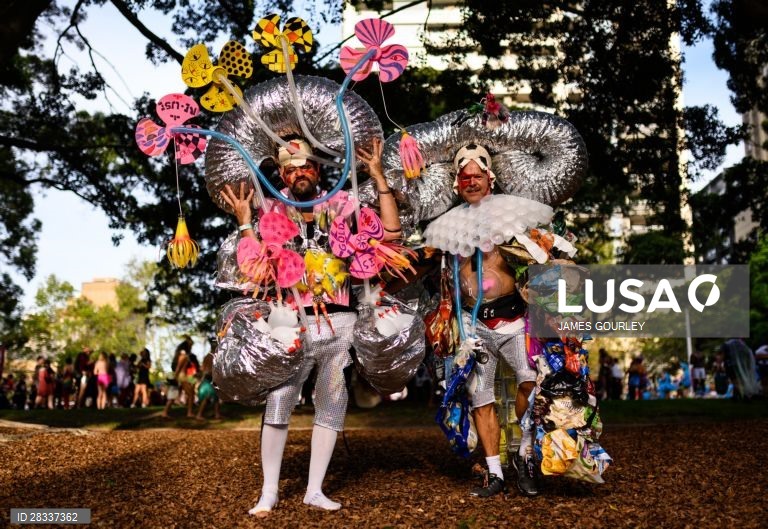 Participantes da Gay and Lesbian Mardi Gras parade em Sydney, na Austrália. 