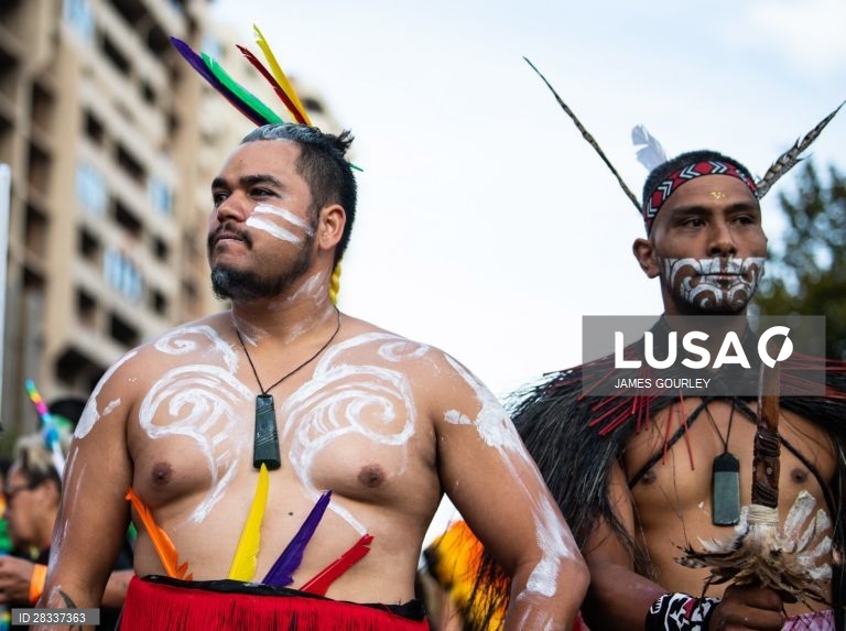 Participantes da Gay and Lesbian Mardi Gras parade em Sydney, na Austrália. 