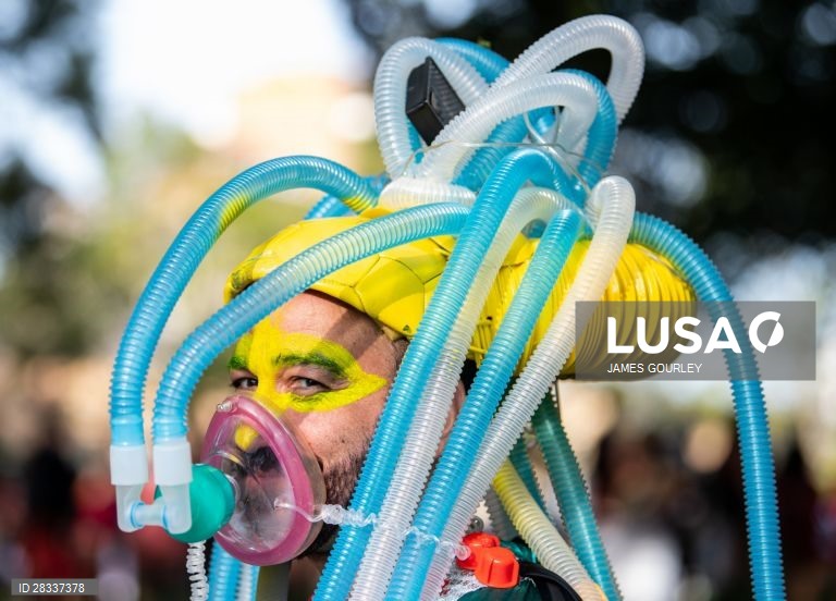 Participantes da Gay and Lesbian Mardi Gras parade em Sydney, na Austrália. 