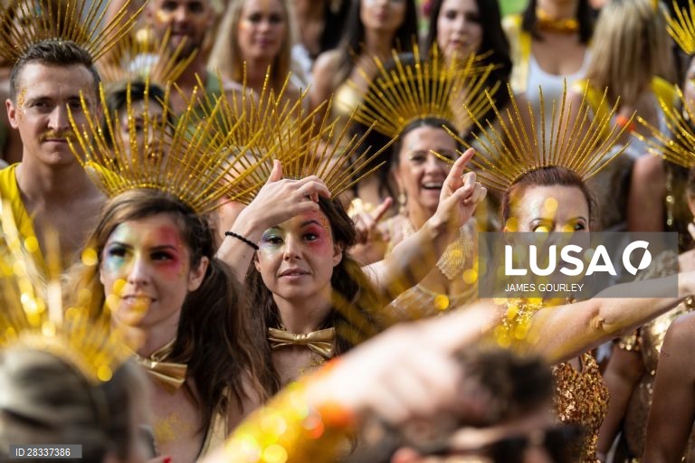 Participantes da Gay and Lesbian Mardi Gras parade em Sydney, na Austrália. 