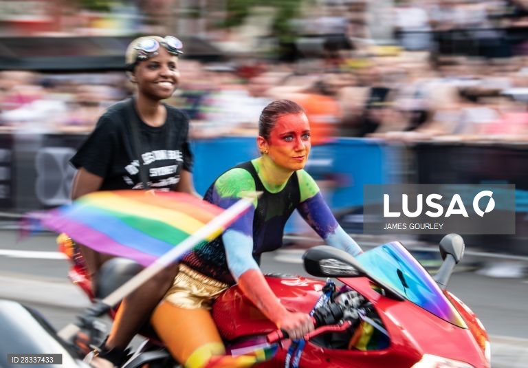 Participantes da Gay and Lesbian Mardi Gras parade em Sydney, na Austrália. 