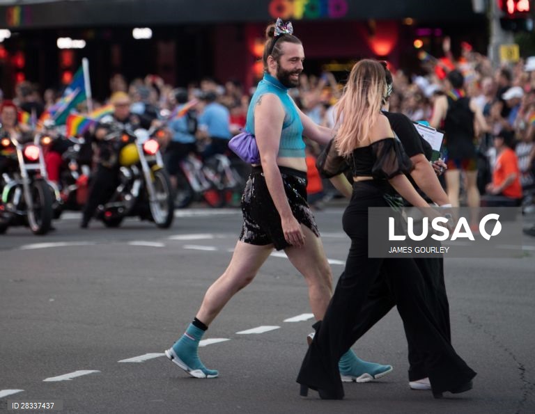 Participantes da Gay and Lesbian Mardi Gras parade em Sydney, na Austrália. 