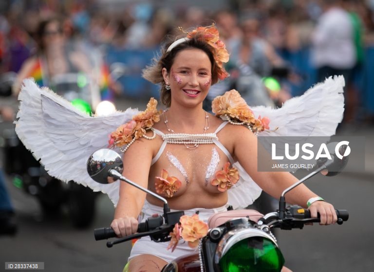 Participantes da Gay and Lesbian Mardi Gras parade em Sydney, na Austrália. 