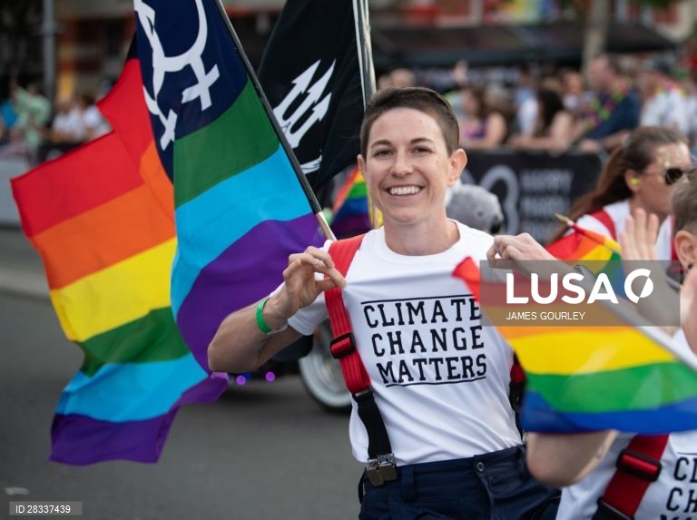 Participantes da Gay and Lesbian Mardi Gras parade em Sydney, na Austrália. 