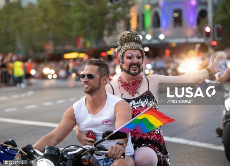 Participantes da Gay and Lesbian Mardi Gras parade em Sydney, na Austrália. 