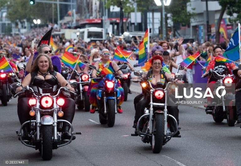 Participantes da Gay and Lesbian Mardi Gras parade em Sydney, na Austrália. 