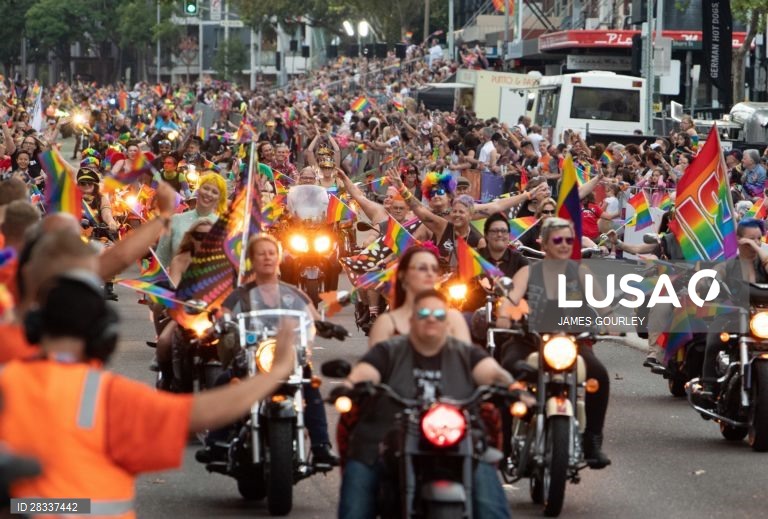 Participantes da Gay and Lesbian Mardi Gras parade em Sydney, na Austrália. 