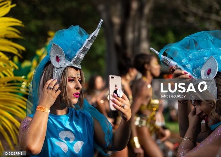 Participantes da Gay and Lesbian Mardi Gras parade em Sydney, na Austrália. 