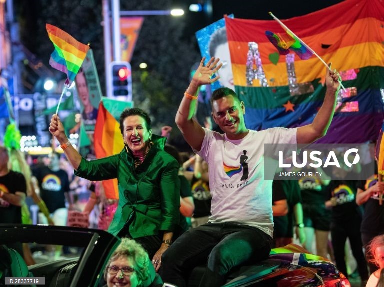 Participantes da Gay and Lesbian Mardi Gras parade em Sydney, na Austrália. 