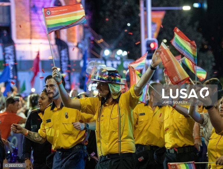 Participantes da Gay and Lesbian Mardi Gras parade em Sydney, na Austrália. 