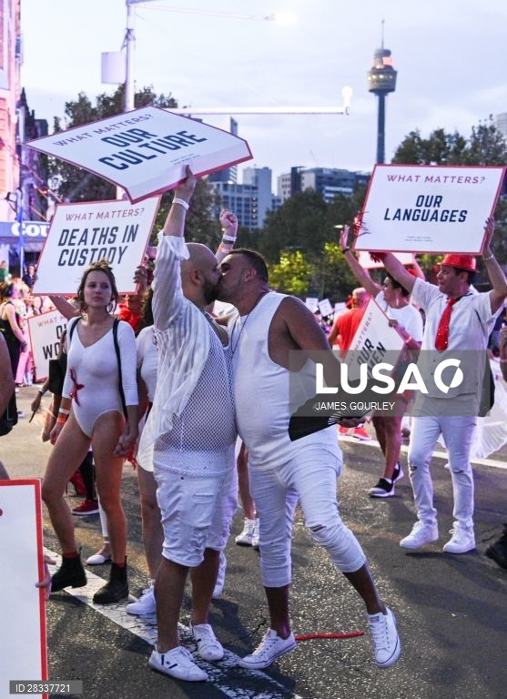 Participantes da Gay and Lesbian Mardi Gras parade em Sydney, na Austrália. 