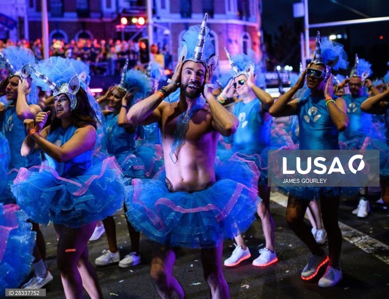 Participantes da Gay and Lesbian Mardi Gras parade em Sydney, na Austrália. 