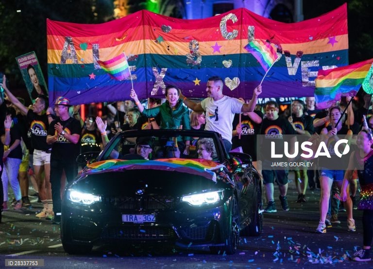 Participantes da Gay and Lesbian Mardi Gras parade em Sydney, na Austrália. 