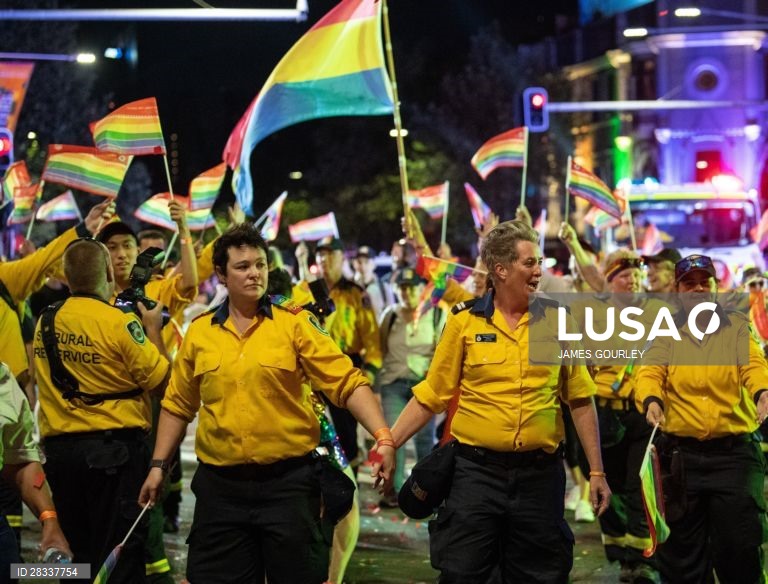 Participantes da Gay and Lesbian Mardi Gras parade em Sydney, na Austrália. 