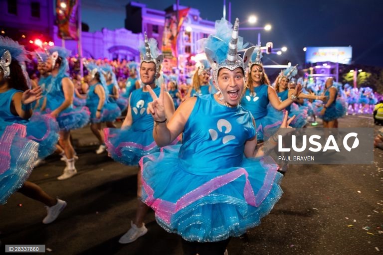 Participantes da Gay and Lesbian Mardi Gras parade em Sydney, na Austrália. 