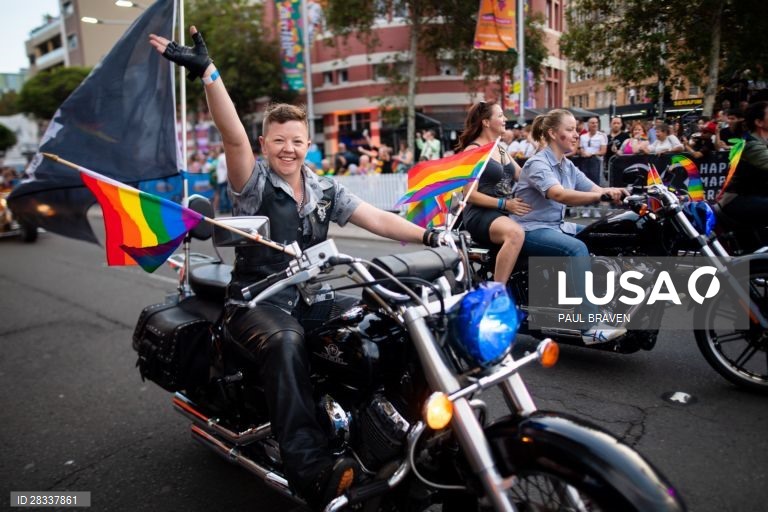 Participantes da Gay and Lesbian Mardi Gras parade em Sydney, na Austrália. 