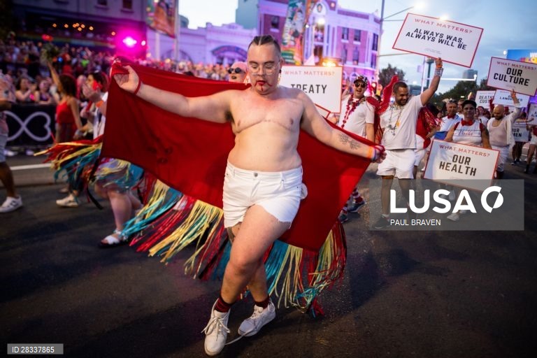 Participantes da Gay and Lesbian Mardi Gras parade em Sydney, na Austrália. 