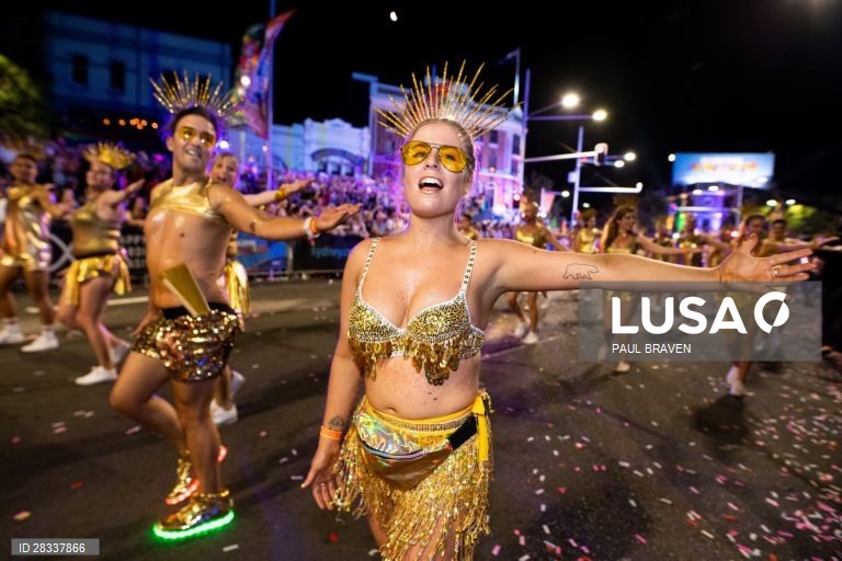 Participantes da Gay and Lesbian Mardi Gras parade em Sydney, na Austrália. 
