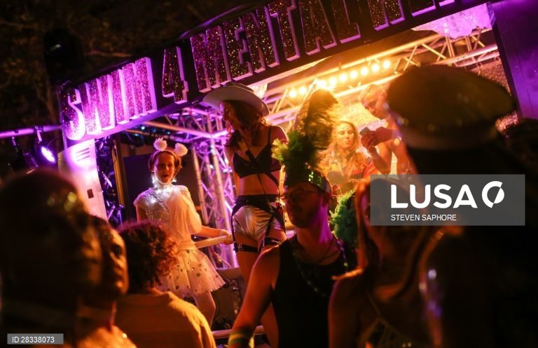 Participantes da Gay and Lesbian Mardi Gras parade em Sydney, na Austrália. 
