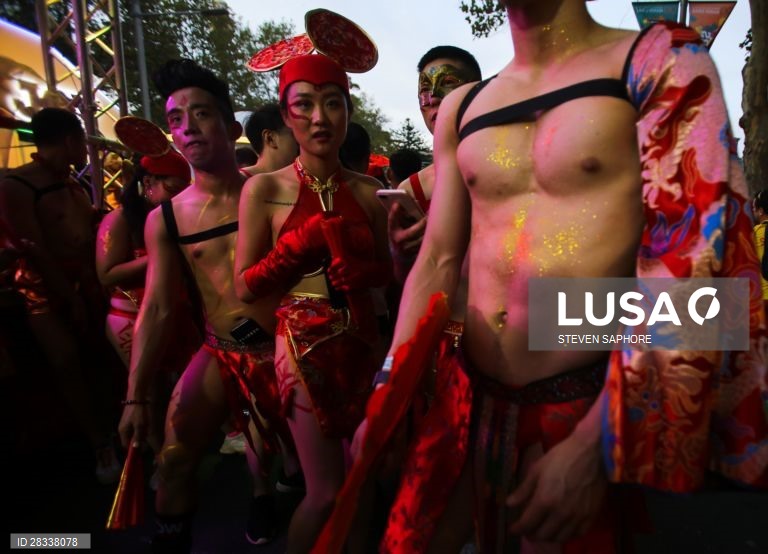 Participantes da Gay and Lesbian Mardi Gras parade em Sydney, na Austrália. 