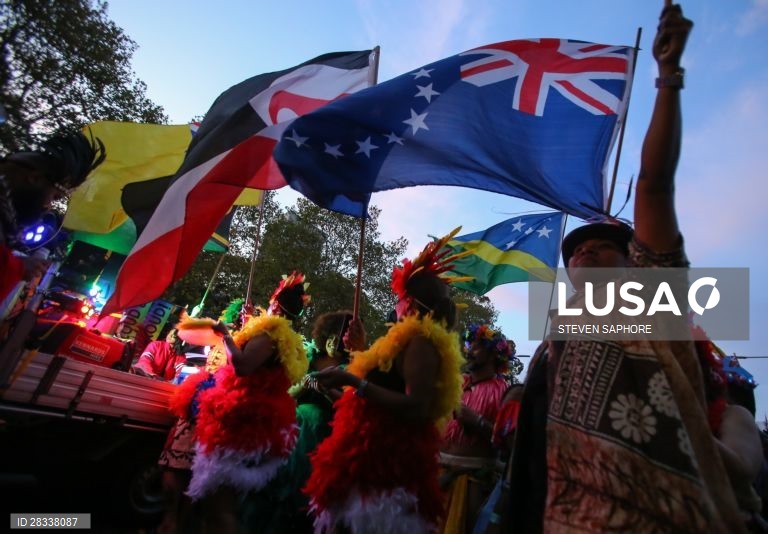 Participantes da Gay and Lesbian Mardi Gras parade em Sydney, na Austrália. 
