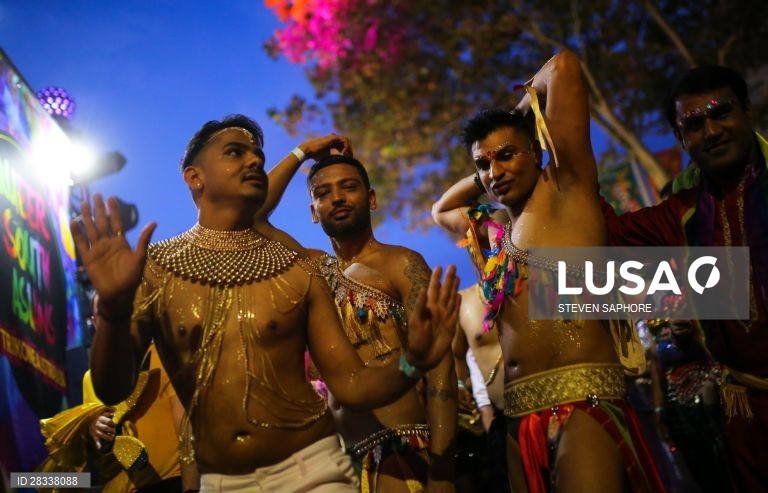 Participantes da Gay and Lesbian Mardi Gras parade em Sydney, na Austrália. 