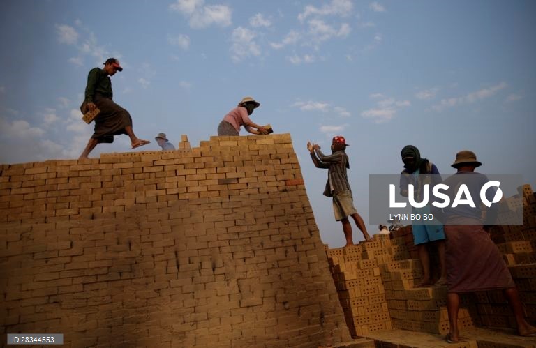 Fábrica de tijolos em Myanmar.