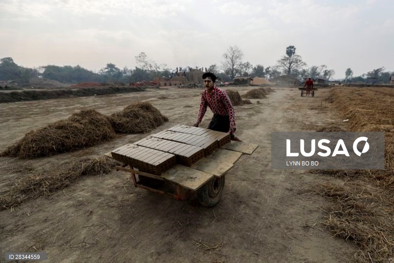 Fábrica de tijolos em Myanmar.