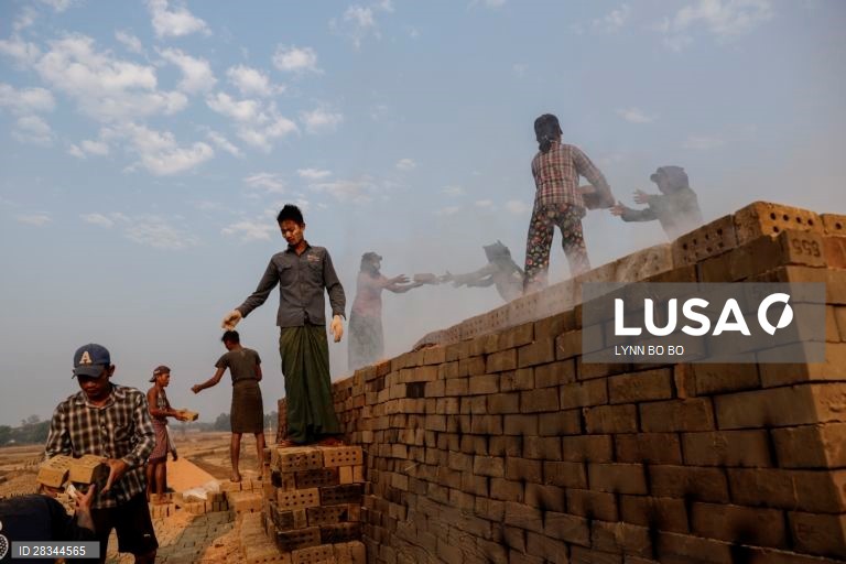 Fábrica de tijolos em Myanmar.