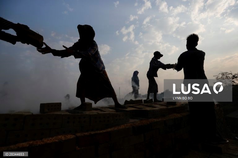 Fábrica de tijolos em Myanmar.