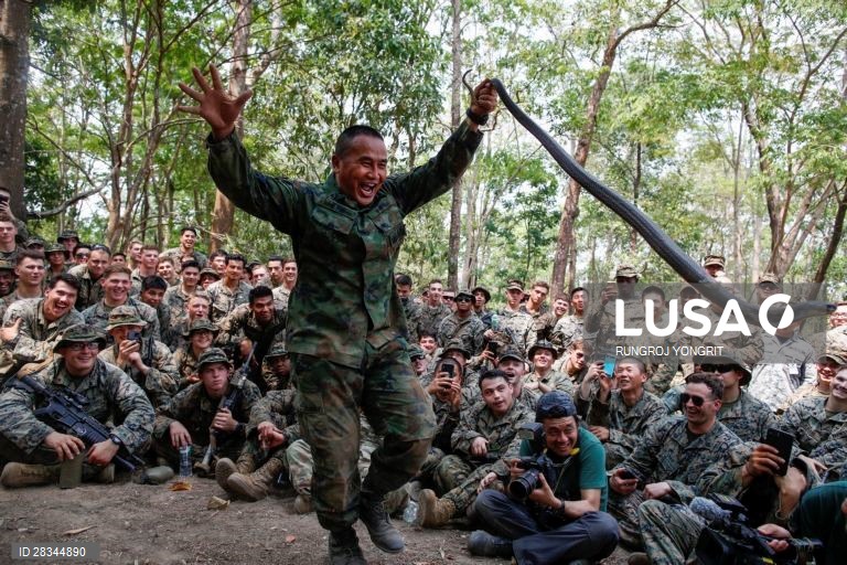 Militares americanos e tailandeses durante um exercício conjunto de sobrevivência na Tailândia.