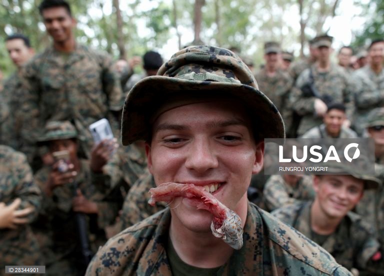 Militares americanos e tailandeses durante um exercício conjunto de sobrevivência na Tailândia.