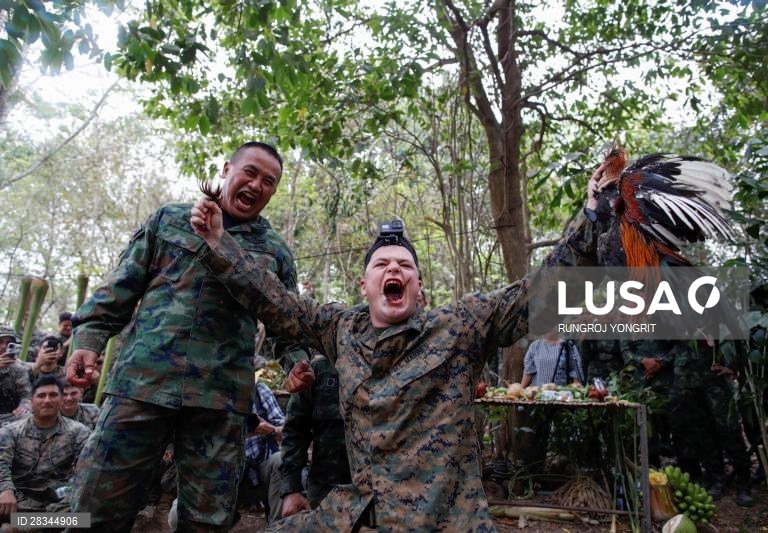 Militares americanos e tailandeses durante um exercício conjunto de sobrevivência na Tailândia.