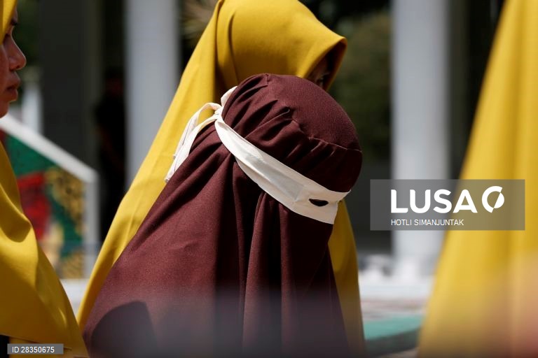 Indonésia: Mulher punida com chibatadas por sexo fora do casamento em Banda Aceh