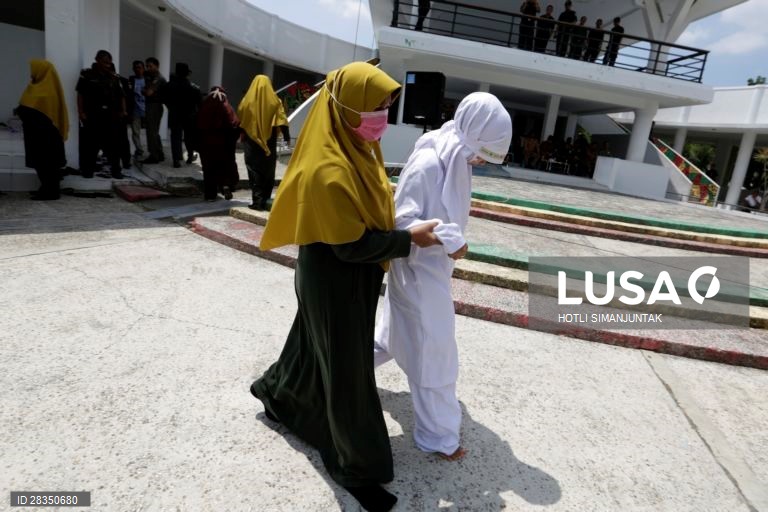 Indonésia: Mulher punida com chibatadas por sexo fora do casamento em Banda Aceh