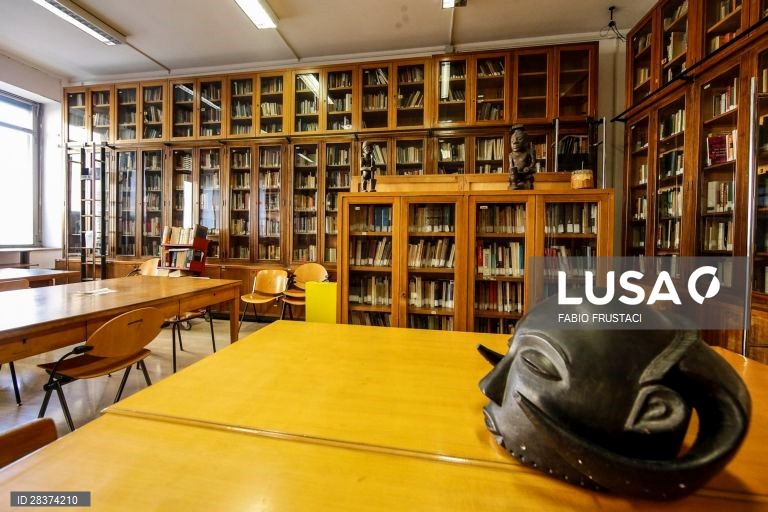 Ruas, escolas e instituições públicas desertas em Roma durante a epidemia de coronavírus em Itália