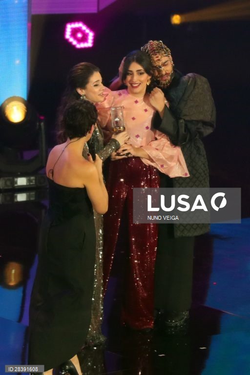 A interprete da canção "Medo de Sentir”, Elisa (2D), abraçada pelo vencedor do ano passado, Conan Osíris (d), que lhe entregou troféu após ser eleita a vencedora da final do Festival da Canção 2020, gala disputada no Coliseu Rondão Almeida em Elvas, 07 de março de 2020. NUNO VEIGA/LUSA