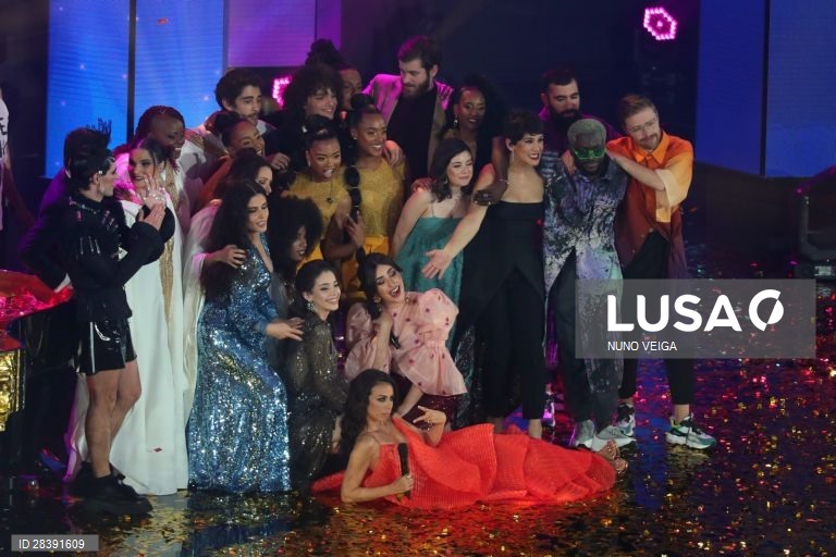 Foto com os vários interpretes e apresentadores, após a canção "Medo de Sentir”, interpretada por Elisa, ser eleita a vencedora da final do Festival da Canção 2020, gala disputada no Coliseu Rondão Almeida em Elvas, 07 de março de 2020. NUNO VEIGA/LUSA