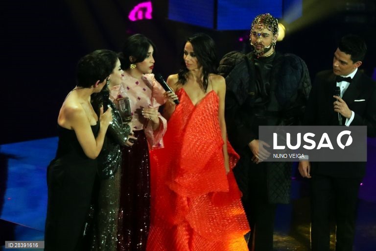 A interprete da canção "Medo de Sentir”, Elisa (3E), após receber o troféu de vencedora da final do Festival da Canção 2020, gala disputada no Coliseu Rondão Almeida em Elvas, 07 de março de 2020. NUNO VEIGA/LUSA