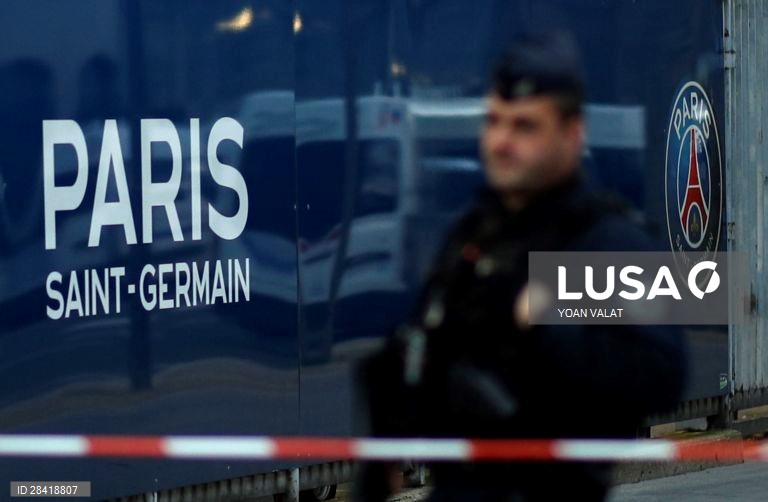 Nos oitavos-de-final da Liga dos Campeões, o Paris Saint-Germain recebeu, à porta fechada, e venceu o Borussia Dortmund por 2-0,