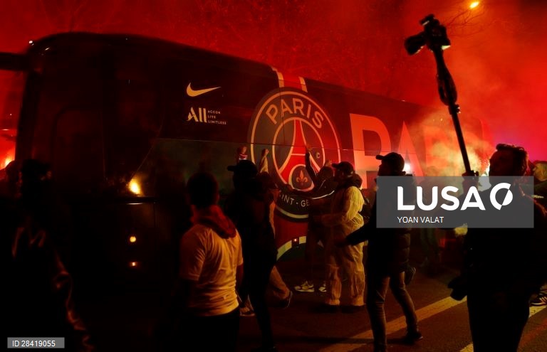 Nos oitavos-de-final da Liga dos Campeões, o Paris Saint-Germain recebeu, à porta fechada, e venceu o Borussia Dortmund por 2-0,